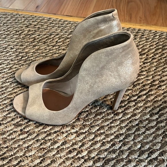 Vince Camuto gold tuxedo heels size 9.5 - Picture 3 of 7